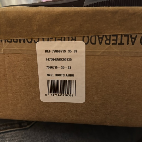 100% bovine leather. Long design. Square heel.‎ Height: 5cm. Zipper closure. - Picture 6 of 10